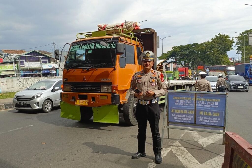 Tekan Kepadatan Jelang Natal 2025, Truk Sumbu Tiga Dilarang Melintas di GT Cileunyi