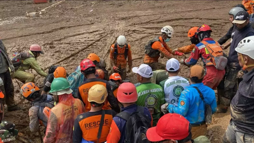 Satu Keluarga Ditemukan Berangkulan, Tim SAR Evakuasi Korban Longsor di Pasirlangu