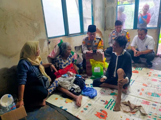 Sentuhan Kemanusiaan Polri, Polres Subang Bantu Lansia dan ODGJ di Desa Sukamaju