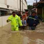 Aksi Heroik Polisi Selamatkan Lansia Terjebak Banjir di Pamanukan