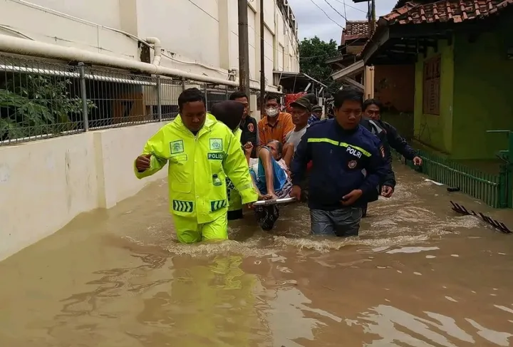 Aksi Heroik Polisi Selamatkan Lansia Terjebak Banjir di Pamanukan