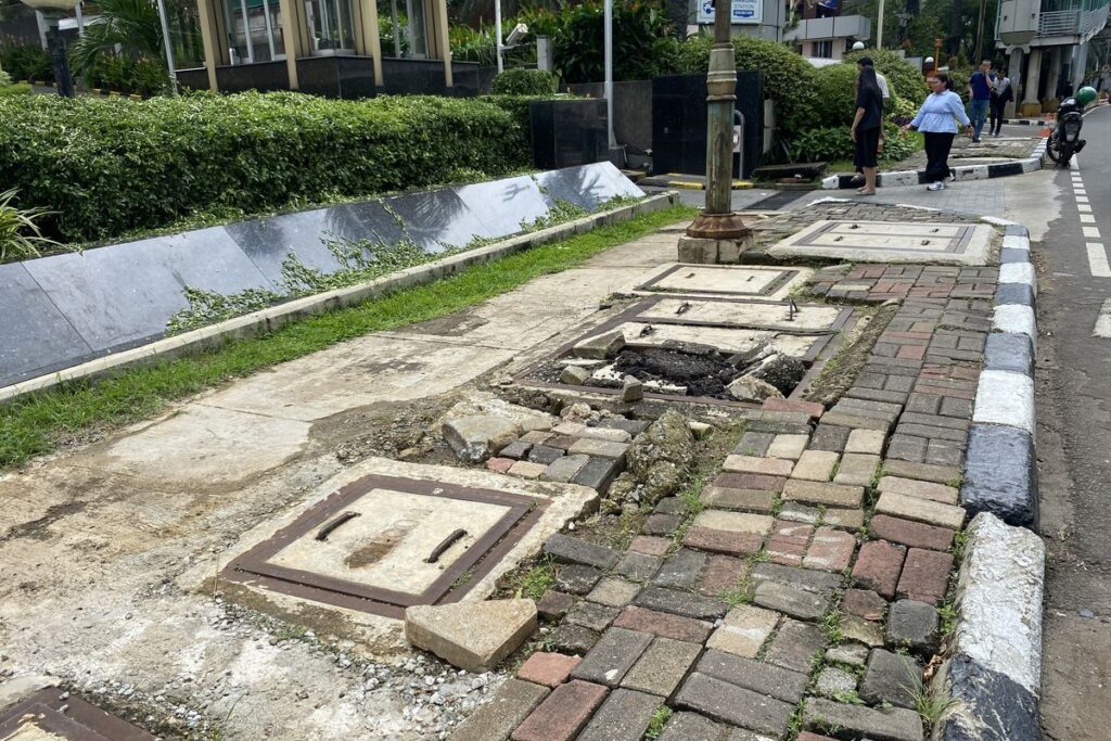 Trotoar Sisi Timur Rasuna Said Tak Ramah Pejalan Kaki, Risiko Tersandung Hingga Terdesak ke Jalan Raya
