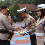 Apresiasi untuk Dedikasi Nyata, Kapolres Subang Beri Penghargaan Personel dan Warga