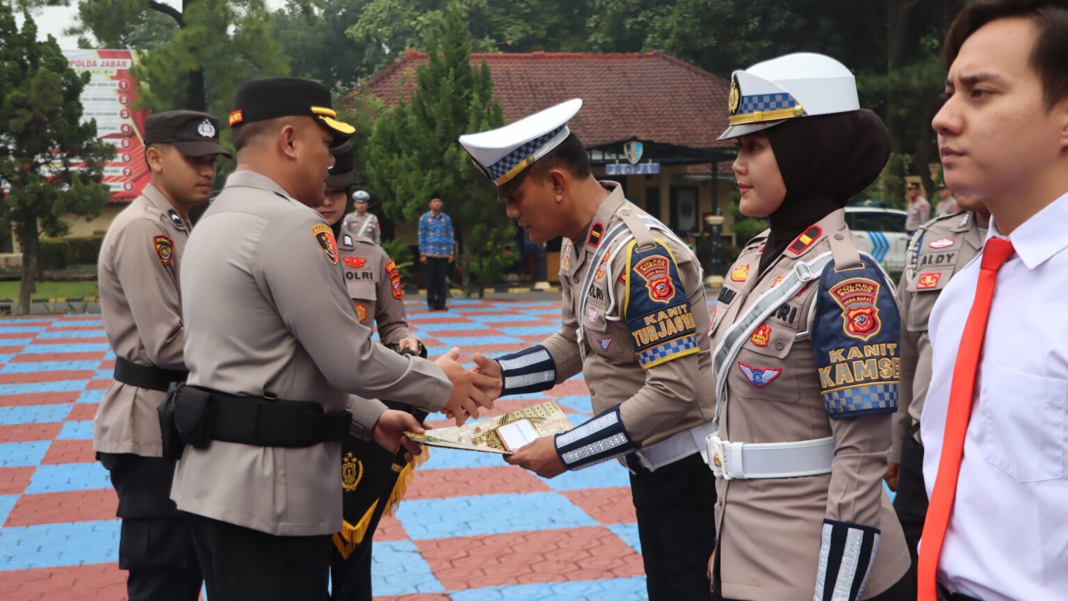 Apresiasi untuk Dedikasi Nyata, Kapolres Subang Beri Penghargaan Personel dan Warga