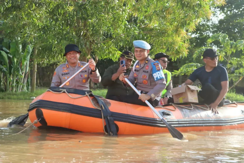 Kapolres Subang Tinjau Banjir di Ciasem, Salurkan 1.000 Pouch Beras dan Mi Instan