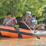 Kapolres Subang Tinjau Banjir di Ciasem, Salurkan 1.000 Pouch Beras dan Mi Instan