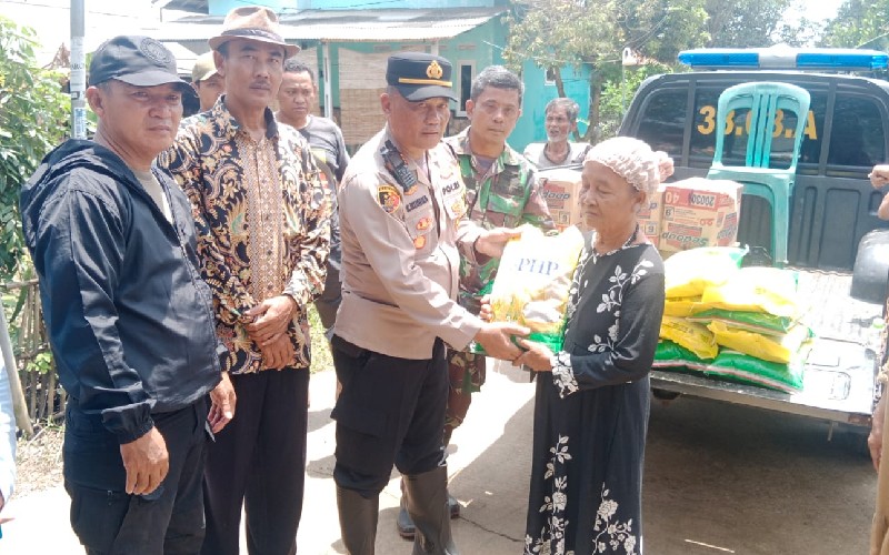 Polres Subang Salurkan Ribuan Paket Beras dan Mi Instan untuk Korban Banjir di Ciasem
