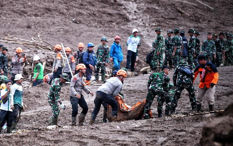 Tim SAR Gabungan Temukan 16 Korban Tewas Akibat Longsor di Bandung Barat