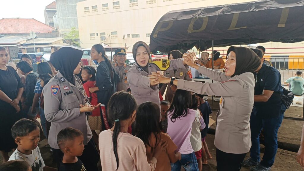 Tawa Kembali di Tengah Banjir, Polwan Polres Subang Hibur Anak-anak Pengungsi Pamanukan