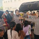Tawa Kembali di Tengah Banjir, Polwan Polres Subang Hibur Anak-anak Pengungsi Pamanukan