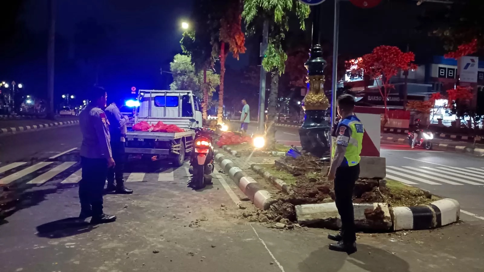 Diduga Kurang Konsentrasi, Truk Pick Up Hantam Trotoar dan Tiang PJU di Cibinong