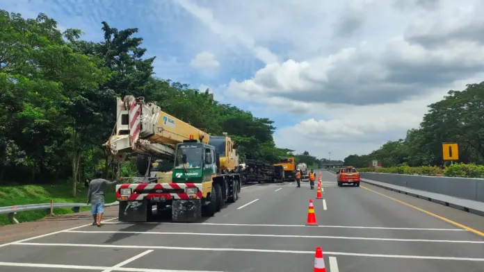 Truk Tangki Terguling di KM 95 Tol Cipali: Alarm Kelelahan Pengemudi di Jalur Vital Jawa Barat