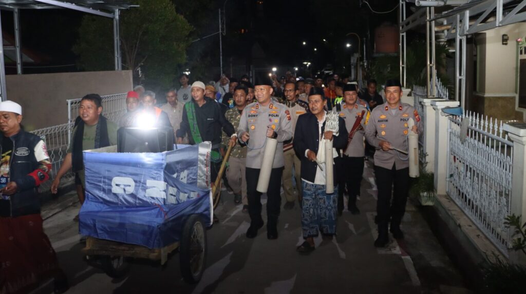 Bangunkan Sahur, Bangun Kepercayaan Publik : Kapolres Subang Bangunkan Sahur Warga di Pamanukan Lewat Program Rawatib