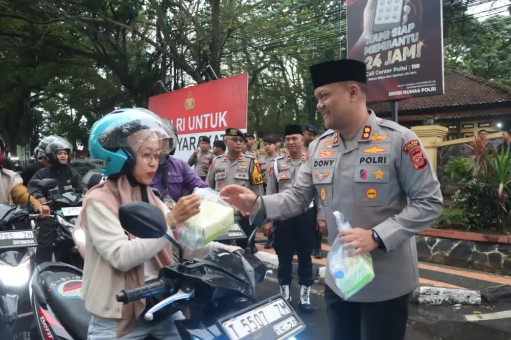 Polres Subang Bagi-Bagi Takjil, Sahur Makin Seru & Aman di Bulan Ramadhan