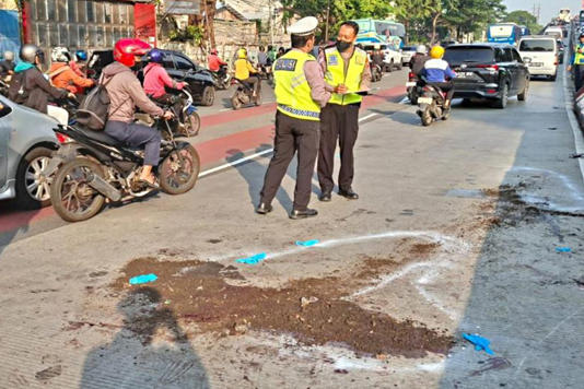 Pemotor Tewas Terlindas Bus di Flyover Pesing, Diduga Kaget dan Hilang Kendali