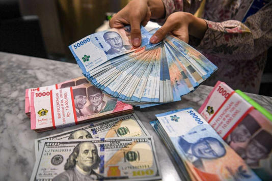 Rupiah Melemah ke Rp17 Ribu per Dolar, Benarkah Termasuk Mata Uang Terlemah di Dunia?