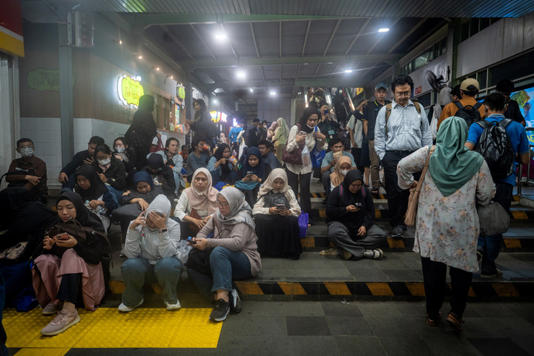 KRL Tanah Abang–Rangkasbitung Sempat Lumpuh: Petir & Banjir Bikin Penumpang Menumpuk