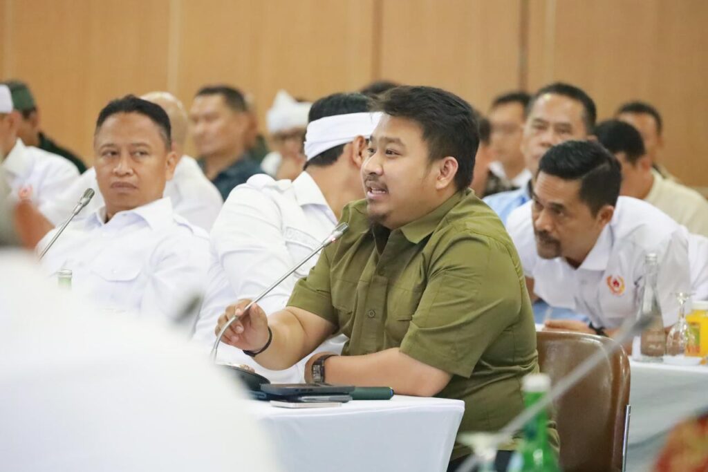 Bupati Subang Hadiri Rakor Persiapan Porprov XV Jawa Barat 2026 di Bekasi Kota Bekasi - Bupati Subang, Reynaldy Putra Andita Budi Raemi, S.I.P., menghadiri Rapat Koordinasi (Rakor) persiapan Pekan Olahraga Provinsi (Porprov) XV Jawa Barat Tahun 2026 di Aula Nonon Sontanie, Pemerintah Kota Bekasi, Jum’at (04/09/2026). Kehadiran Bupati Subang dalam agenda tersebut menjadi bentuk dukungan Pemerintah Kabupaten Subang terhadap persiapan dan penyelenggaraan Porprov XV Jawa Barat 2026. Porprov XV Jawa Barat 2026 menjadi bagian dari agenda olahraga tingkat provinsi yang mempertemukan atlet dan kontingen dari berbagai kabupaten dan kota di Jawa Barat. Rakor tersebut dihadiri para kepala daerah se-Jawa Barat beserta Ketua Komite Olahraga Nasional Indonesia (KONI) kabupaten dan kota se-Jawa Barat. Kegiatan ini digelar dalam rangka melakukan evaluasi sekaligus mematangkan kesiapan pelaksanaan Porprov XV Jawa Barat Tahun 2026. Kota Bekasi akan menjadi tuan rumah utama ajang olahraga tingkat provinsi tersebut yang dijadwalkan berlangsung pada 7 hingga 20 November 2026. Dalam arahannya, Gubernur Jawa Barat Dedi Mulyadi menyampaikan bahwa persiapan Porprov 2026 harus menjadi bagian dari upaya membangun dan menghidupkan olahraga di tengah masyarakat. Salah satu upaya yang akan dilakukan, yakni menggelar event olahraga rakyat secara berkelanjutan. Pada tahun ini, Pemerintah Provinsi Jawa Barat akan memulai kegiatan tersebut dengan menghidupkan kawasan Kalimalang melalui lomba dayung Piala Gubernur Jawa Barat. Menurutnya, setiap daerah harus memiliki perencanaan dan peta potensi kemenangan yang jelas terhadap cabang olahraga yang diikuti. “Baik target-target medalinya tercapai, kemudian arah Jawa Barat mengikuti PON itu terbina sejak Porprov Provinsi Jawa Barat,” tuturnya. Lebih lanjut, Gubernur Jawa Barat menegaskan bahwa Porprov tidak hanya menjadi ajang kompetisi untuk meraih prestasi, tetapi juga menjadi bagian penting dalam pembinaan atlet daerah menuju level yang lebih tinggi, termasuk Pekan Olahraga Nasional (PON). Sinergi yang kuat antara Pemerintah Kota Bekasi, Pemerintah Kota Bogor, dan Pemerintah Kota Depok sebagai daerah pendukung penyelenggaraan diharapkan mampu menjadikan Porprov XV Jawa Barat sebagai ajang olahraga yang efisien, transparan, serta melahirkan berbagai prestasi membanggakan. Dalam rencana penyelenggaraannya, Kota Bekasi didaulat menjadi lokasi upacara pembukaan Porprov XV Jawa Barat 2026. Sementara itu, acara penutupan dijadwalkan akan dilaksanakan di Kota Bogor. Turut mendampingi Bupati Subang dalam kegiatan tersebut, Kepala Dinas Pariwisata Pemuda dan Olahraga Kabupaten Subang, Ketua KONI Kabupaten Subang, beserta jajaran. (Irwan/PROKOMPIM)