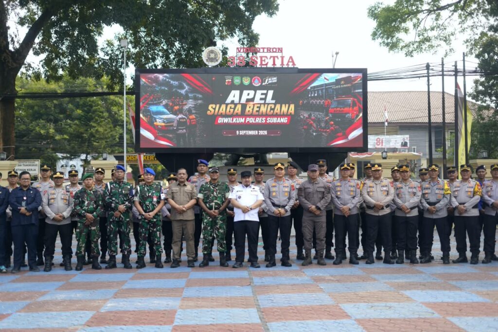 *Wakil Bupati Subang Hadiri Bakti Sosial Kemensos, 372 Warga Terima Layanan Kesehatan dan Bantuan ATENSI* *Subang* - Wakil Bupati Subang H. Agus Masykur Rosyadi, S.Si., M.M., menghadiri kegiatan bakti sosial yang digelar Kementerian Sosial (Kemensos) Republik Indonesia melalui Sentra Terpadu Inten Soeweno di Kabupaten Subang, yang berlangsung di Klinik Utama Subang Eye Centre (SEC), pada Rabu (09/09/2026). Kegiatan bakti sosial tersebut meliputi operasi katarak, sunat massal, serta penyaluran bantuan Asistensi Rehabilitasi Sosial (ATENSI), dengan diikuti sebanyak 372 penerima manfaat dari berbagai wilayah di Kabupaten Subang. Direktur Rehabilitasi Sosial Korban Penyalahgunaan NAPZA dan Orang dengan HIV, Kementerian Sosial RI, Anna Puspitasari, M.Si., mengatakan bahwa kegiatan bakti sosial tersebut merupakan yang kedua kalinya diselenggarakan Kemensos RI di Kabupaten Subang. “Ini merupakan kegiatan bakti sosial yang kedua kalinya kami selenggarakan di Kabupaten Subang. Mudah-mudahan dengan dilaksanakannya operasi katarak ini, masyarakat dapat kembali memiliki semangat untuk sembuh dan dapat beraktivitas dengan lebih baik,” ujar Anna. Menurutnya, kegiatan tersebut menjadi salah satu bentuk komitmen pemerintah dalam menghadirkan pelayanan sosial yang nyata, tepat sasaran, serta menyentuh langsung kebutuhan masyarakat secara berkelanjutan. Dalam kegiatan tersebut, sebanyak 222 orang mendapatkan layanan operasi katarak, 104 anak mengikuti khitanan massal, serta 46 orang menerima bantuan ATENSI dengan total nilai bantuan mencapai Rp785.709.250. Penerima layanan operasi katarak tersebar di 22 kecamatan, Kecamatan Subang menjadi wilayah dengan jumlah penerima terbanyak, yakni 42 orang, disusul Kecamatan Dawuan dan Jalancagak masing-masing 25 orang, Cijambe 21 orang, Cisalak 14 orang, Cibogo dan Pagaden Barat masing-masing 12 orang, Legonkulon dan Kalijati masing-masing 11 orang, serta Tanjungsiang sebanyak 10 orang, 40 penerima lainnya berasal dari sejumlah kecamatan lainnya. Sementara itu, khitanan massal diikuti 104 anak yang berasal dari 18 kecamatan. Kecamatan Subang menjadi wilayah dengan peserta terbanyak, yakni 60 anak, disusul Kecamatan Cibogo sebanyak 17 anak, Kasomalang lima anak, Dawuan tiga anak, Cipunagara tiga anak, serta 16 anak dari kecamatan lainnya. Adapun bantuan ATENSI diberikan kepada 46 penerima manfaat dengan berbagai kebutuhan, terdiri atas perlengkapan kamar untuk 21 orang, kursi roda 3-in-1 dewasa untuk 10 orang, kursi roda CP/adaptif untuk enam orang, nutrisi dan perlengkapan kebersihan untuk tiga orang, kaki palsu untuk dua orang, serta walker, quadripod, tangan palsu, dan alat bantu dengar portabel masing-masing satu orang. Wakil Bupati Subang, H. Agus Masykur Rosyadi, yang akrab disapa Kang Akur, menyampaikan apresiasi kepada Kementerian Sosial RI dan seluruh pihak yang telah berkontribusi dalam pelaksanaan kegiatan tersebut. “Atas nama Pemerintah Daerah Kabupaten Subang, kami memberikan apresiasi setinggi-tingginya. Kegiatan ini sangat membantu dan mendukung kondisi masyarakat di Kabupaten Subang,” ungkapnya. Ia berharap kegiatan bakti sosial tersebut dapat terus dilaksanakan secara berkelanjutan setiap tahun, sehingga semakin banyak masyarakat Subang yang mendapatkan manfaat, khususnya dalam bidang kesehatan dan kesejahteraan sosial. “Kami berharap pelayanan dan bantuan yang diberikan dapat dimanfaatkan dengan sebaik-baiknya. Semoga operasi katarak berjalan lancar, anak-anak yang mengikuti khitanan massal diberikan kesehatan, serta bantuan ATENSI dapat memberikan manfaat bagi para penerimanya,” terangnya. Kang Akur juga menekankan pentingnya sinergi antara Pemerintah Kabupaten Subang, Kementerian Sosial RI, serta seluruh pihak terkait agar berbagai program sosial dan kesehatan dapat menjangkau lebih banyak masyarakat. “Kami berharap sinergi Pemerintah Kabupaten Subang dengan Kementerian Sosial dan seluruh pihak terkait terus terjalin, sehingga semakin banyak masyarakat yang dapat merasakan manfaat dari program sosial dan kesehatan,” ujarnya. Usai kegiatan, Wakil Bupati Subang Kang Akur bersama jajaran melakukan penyerahan bantuan secara simbolis dan meninjau langsung pasien yang menjalani operasi katarak di Klinik Utama Subang Eye Centre (SEC). Selanjutnya, rombongan meninjau pelaksanaan khitanan massal di Klinik H. Maman, sekaligus memberikan semangat kepada anak-anak yang tengah menjalani proses khitan. Kegiatan tersebut turut dihadiri perwakilan Kementerian Sosial RI, Dr. K.H. Maman Imanul Haq, M.M., Anggota DPR RI Dapil Jawa Barat IX, Kepala Dinas Kesehatan Kabupaten Subang, Camat Subang, serta masyarakat penerima manfaat. _(Irwan/PROKOMPIM)_
